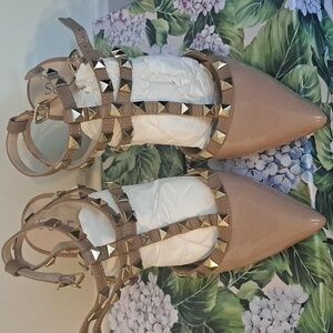Beautiful studded Sole Society nude sandals!